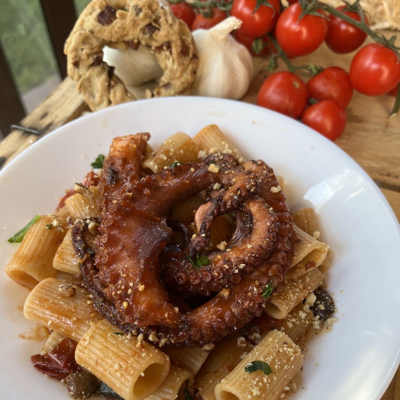 POLPO ALLA LUCIANA 🐙con MEZZE MANICHE e briciole di taralli sugna e pepe