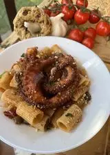 Ricetta POLPO ALLA LUCIANA 🐙con MEZZE MANICHE e  briciole di taralli sugna e pepe