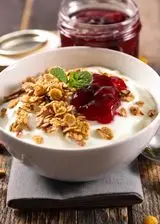 Ricetta Yogurt, cereali e marmellata