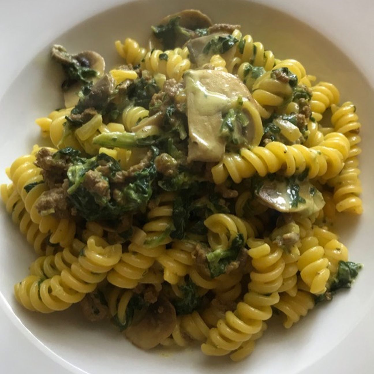 Fusilli con spinaci, tritato, funghi e zafferano