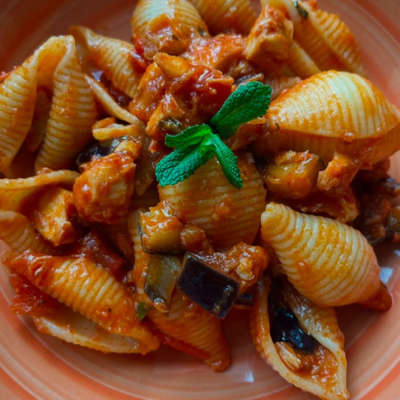Conchiglie con pesce spada, melanzane e menta