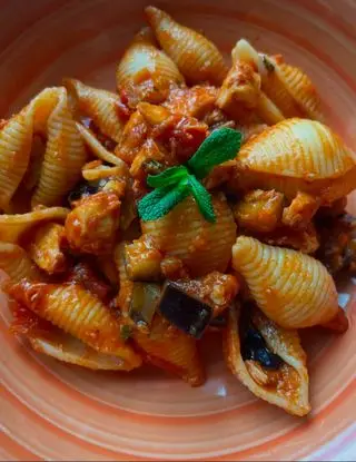 Ricetta Conchiglie con pesce spada, melanzane e menta di deby_burg