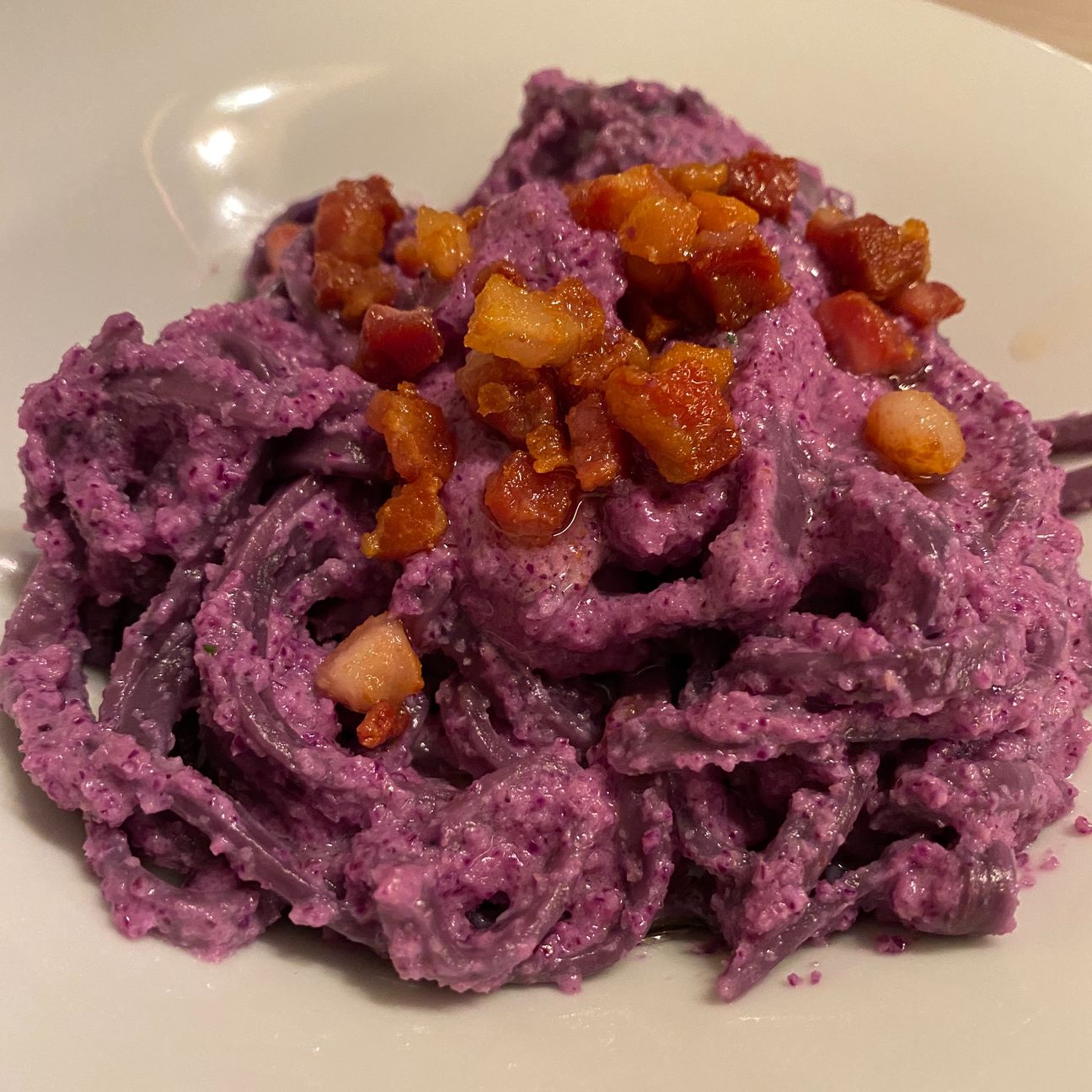 Tagliatelle ai mirtilli con pesto di cavolo rosso e pancetta croccante