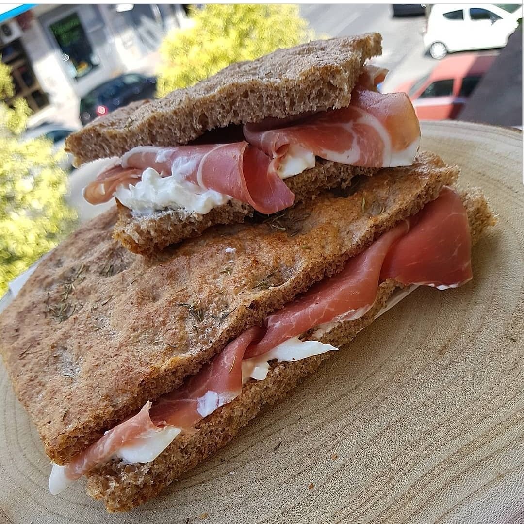 Focaccia Integrale Con Prosciutto e Stracciata