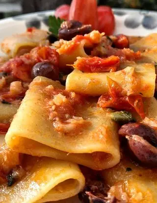 Ricetta Paccheri Baccalà, olive nere e capperi di ipasticcidiangyesara