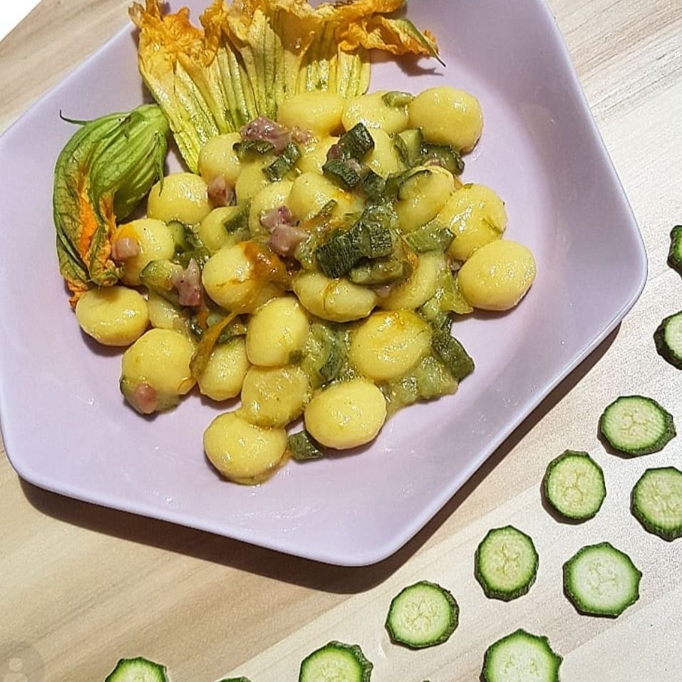 Gnocchi con zucchine, pancetta e fuori di zucca