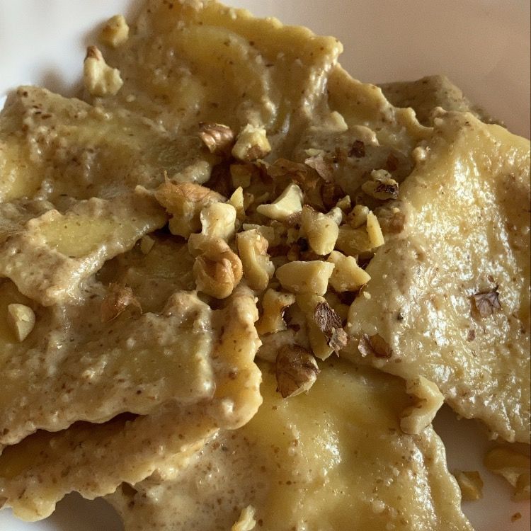 Ravioli di ricotta e fiori di zucca, con pesto di noci