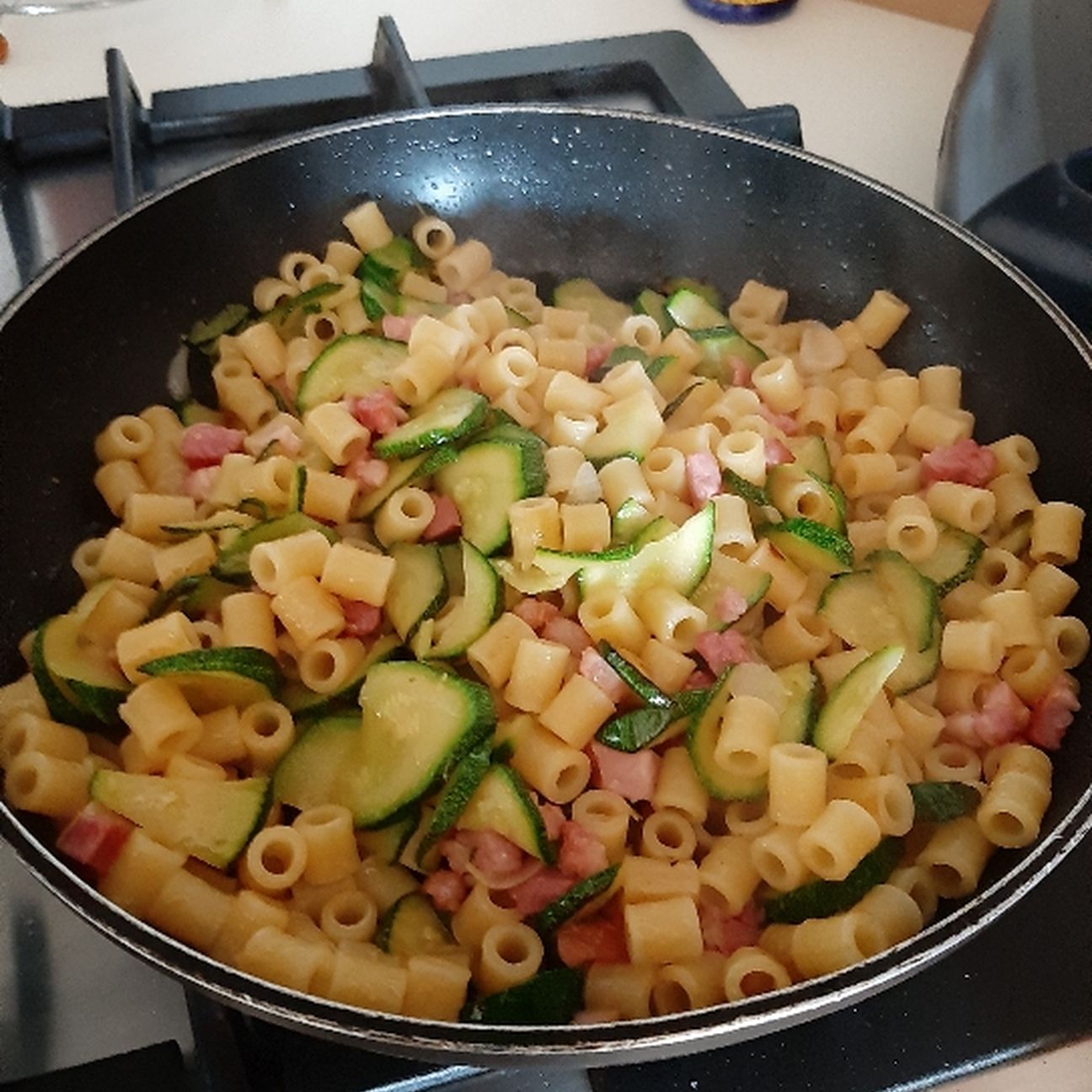 Pasta zucchine e pancetta al volo