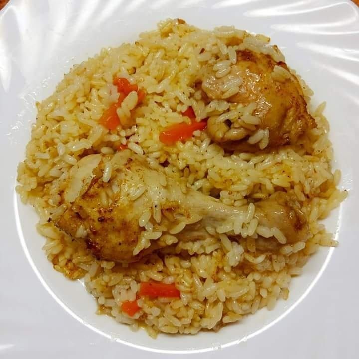 Pollo in umido con cipolle, carote e riso