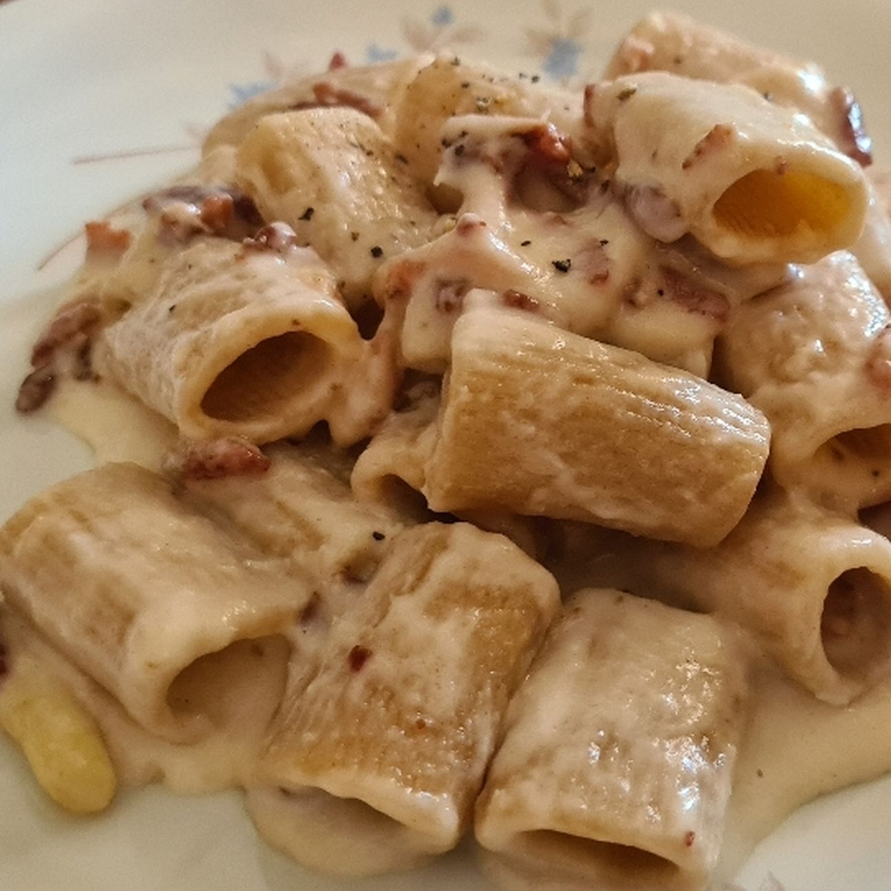 Mezze maniche integrali con crema di asparagi e speck croccante