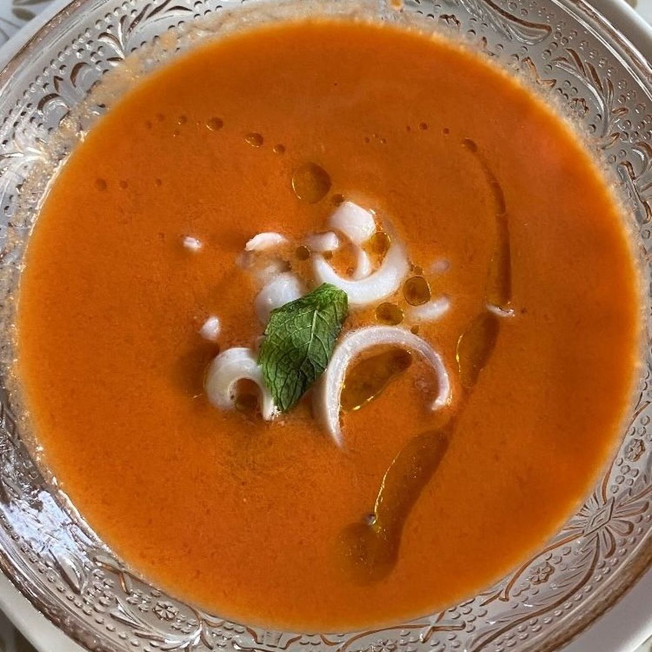 Gazpacho all'aroma di menta con calamari