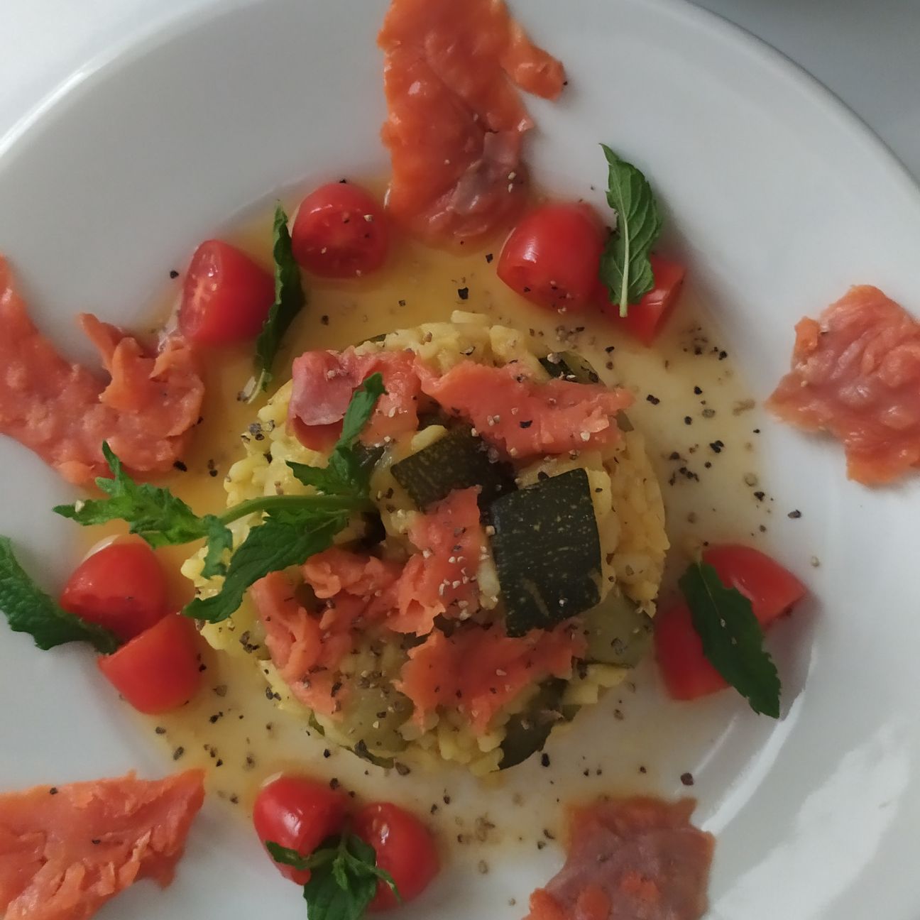 Riso integrale con zucchine genovese 🥒 salmone affumicato e menta