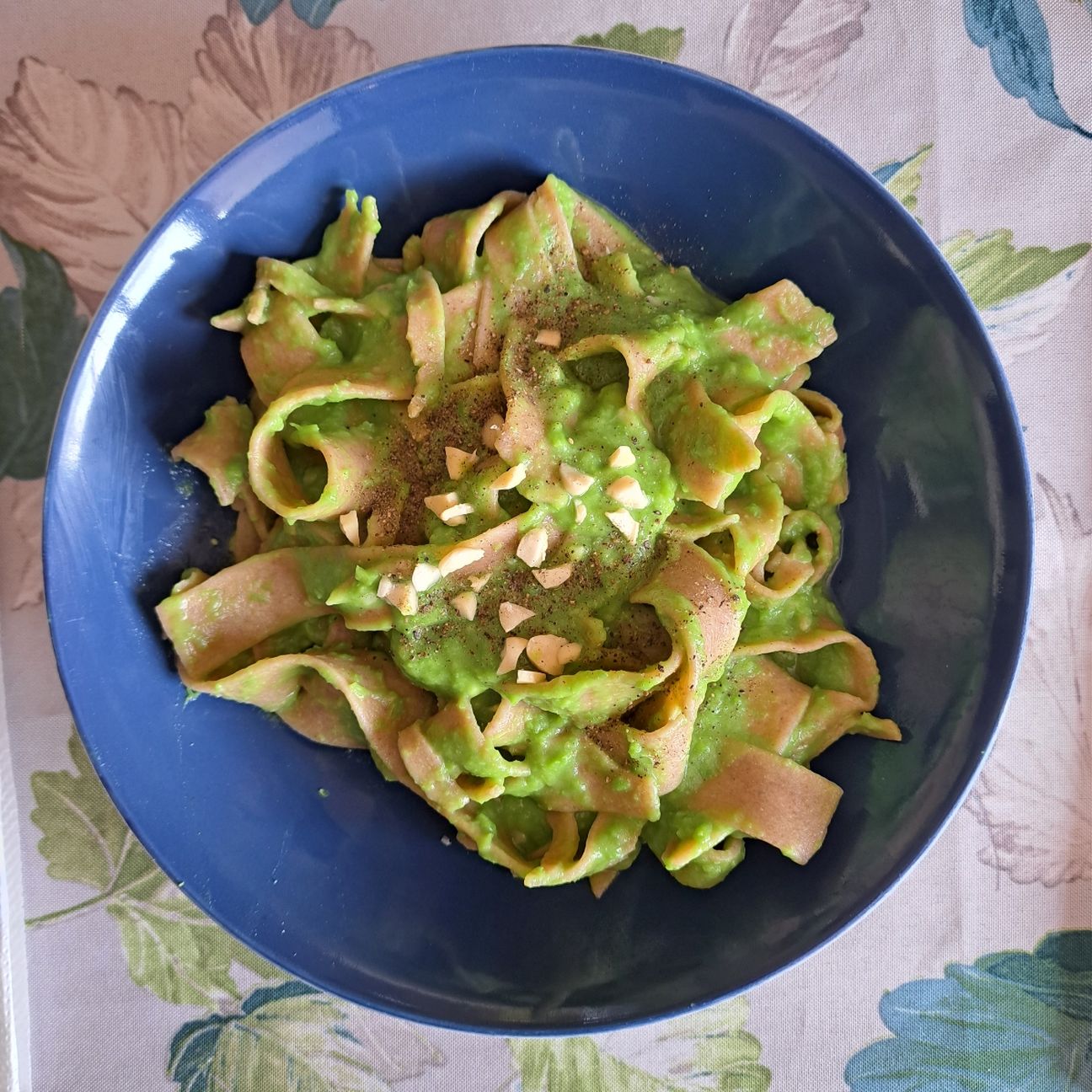 Tagliatelle con crema di piselli e limone e mandorle