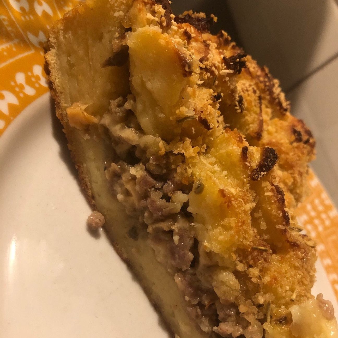 Sbriciolata di Patate con Salsiccia, Scamorza e Funghi