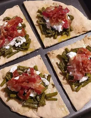 Ricetta Pizza croccante con lievito madre, asparagi freschi, stracciata e pancetta croccante. di curciola88