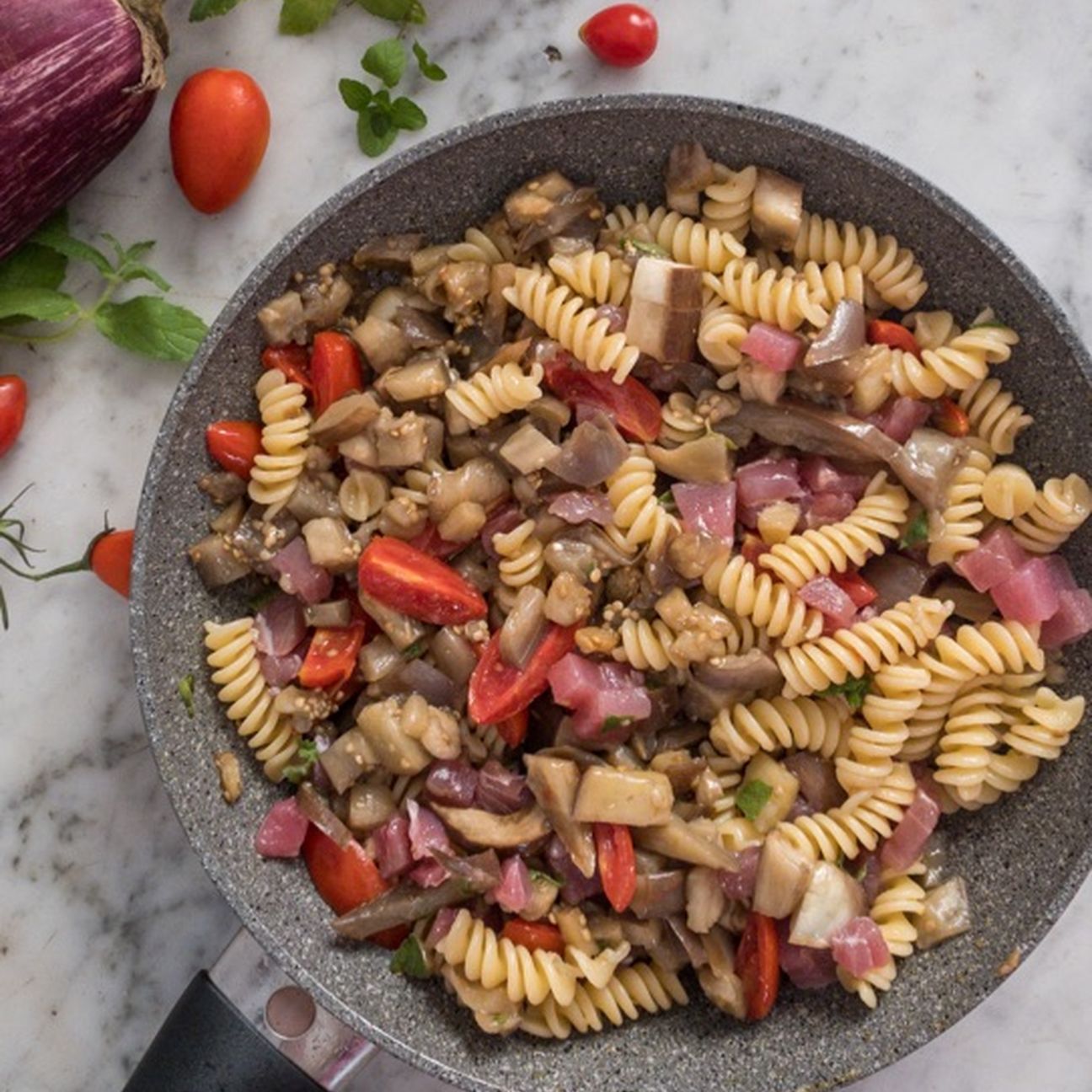 Pasta con tonno fresco e melanzane