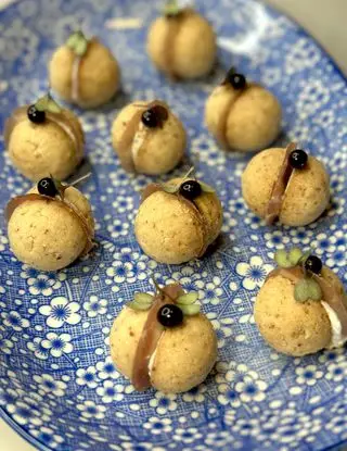 Ricetta Baci di Dama salati con culatello, caprino alle erbe e perle di aceto balsamico di gordonlenni