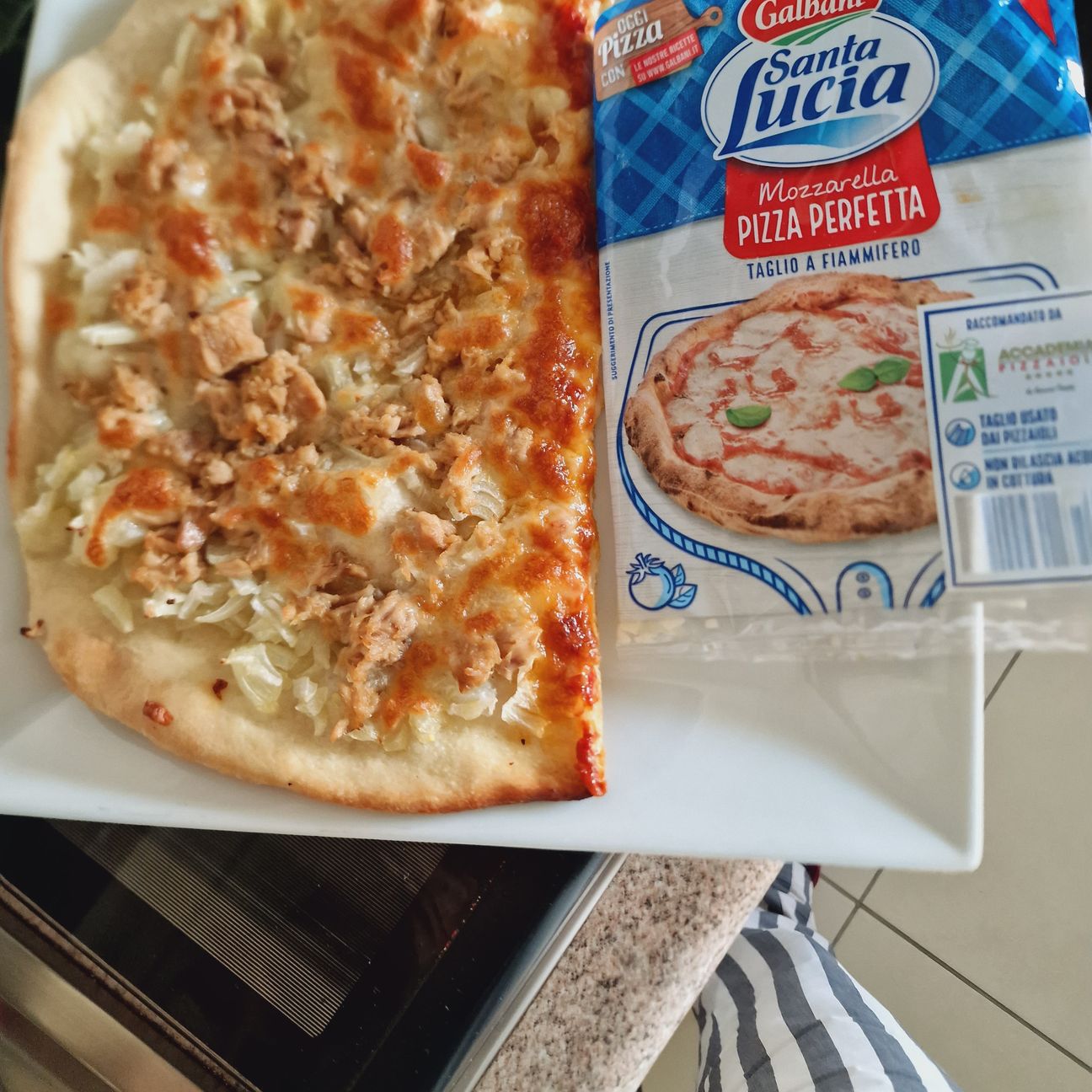 Pizza tonno, cipolle e mozzarella perfetta