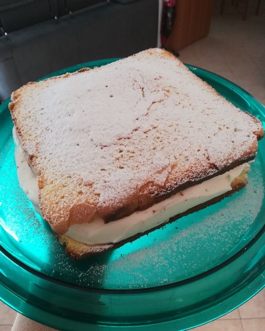Torta margherita con crema al latte condensato e miele