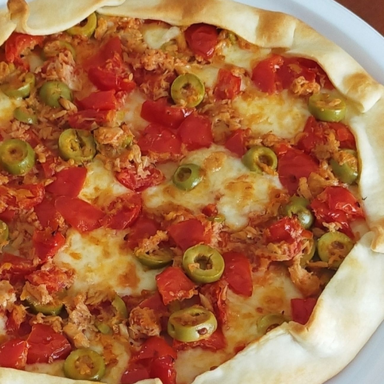 Pizza rustica con pomodorini, olive e tonno