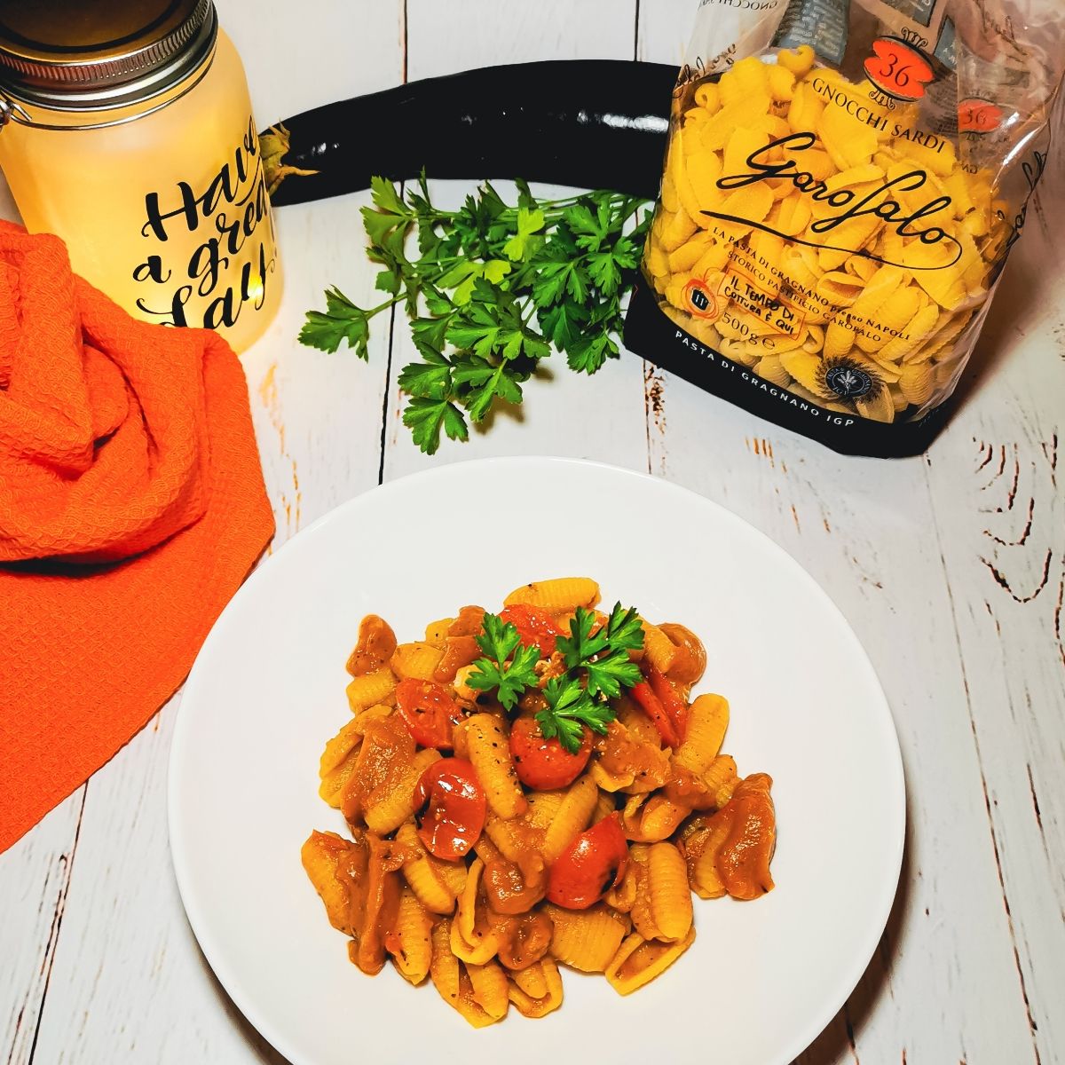 Gnocchi sardi con crema di melanzane e pomodorini