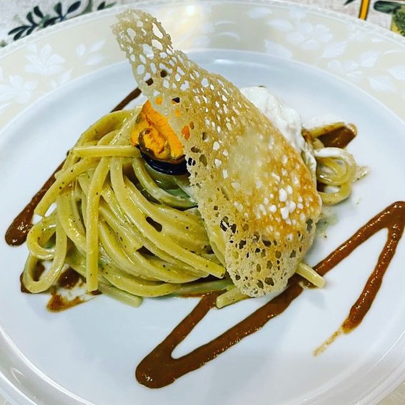 Trighetto al pistacchio con stracciatella di burrata, riduzione di vellutata di cozze con corallo all’acqua marina