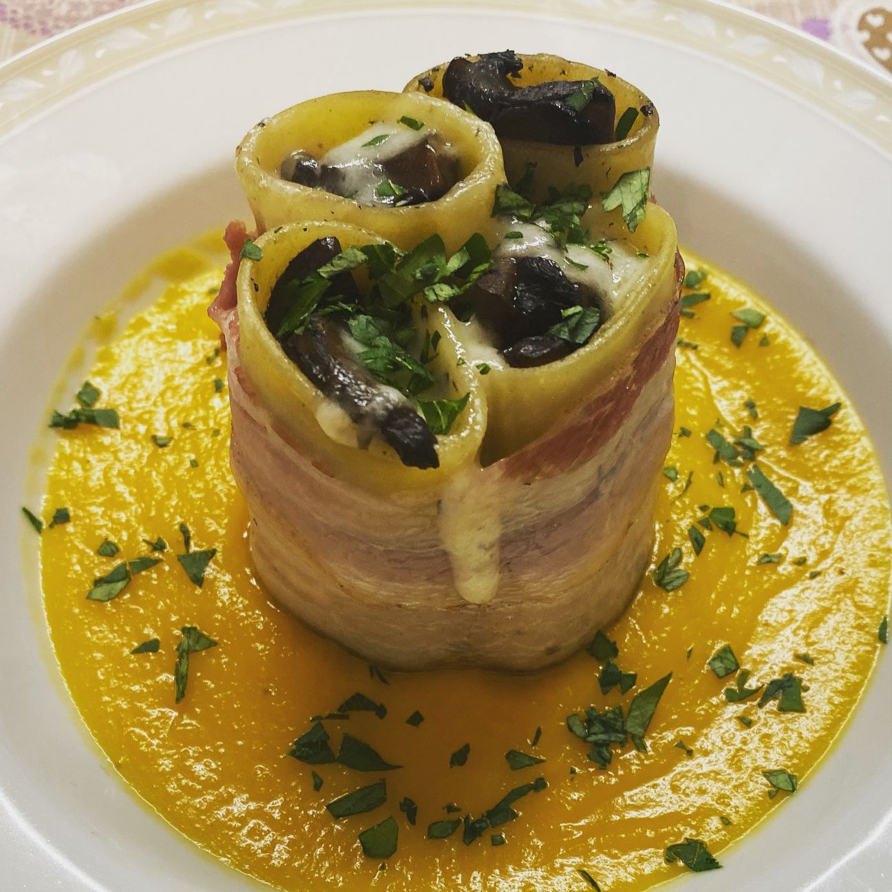 Paccheri lardellati ripieni di funghi e provolone su vellutata di zucca