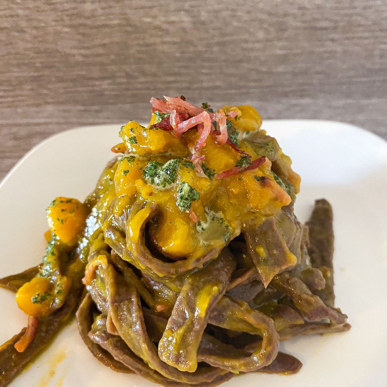 Tagliatelle al cacao con zucca e speck