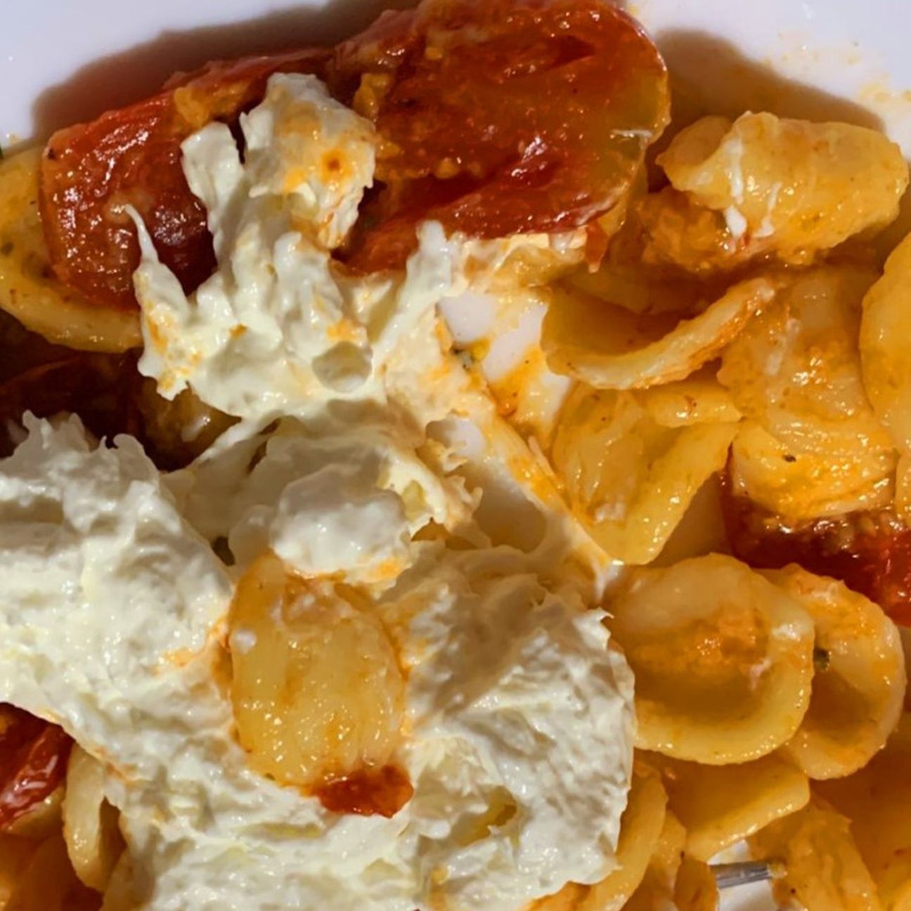 Orecchiette con stracciatella di burrata e pomodorini infornati