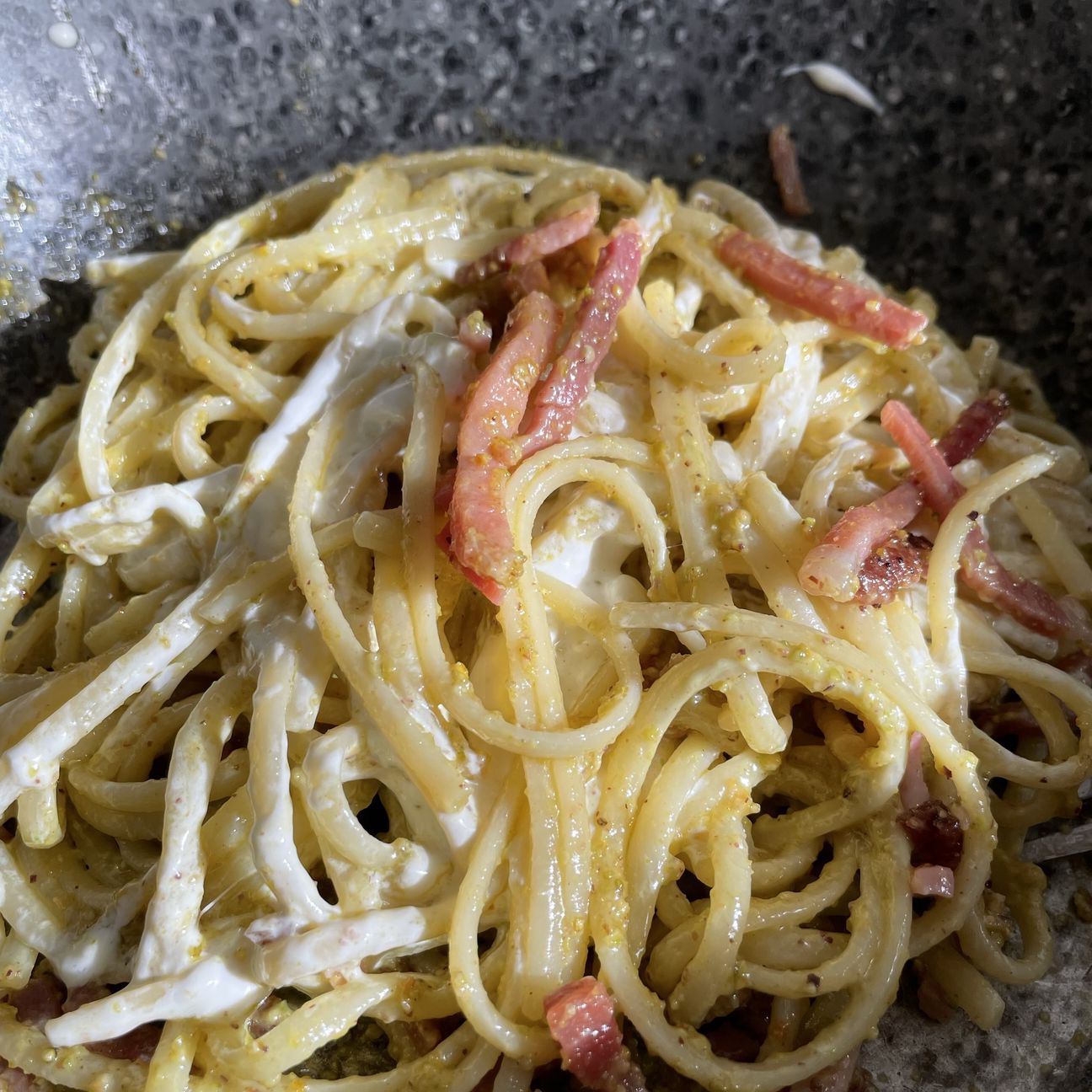 Linguine con pesto di pistacchio, speck e stracciatella
