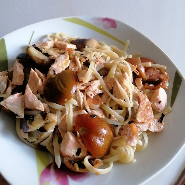 Linguine salmone, melanzane e pomodorini