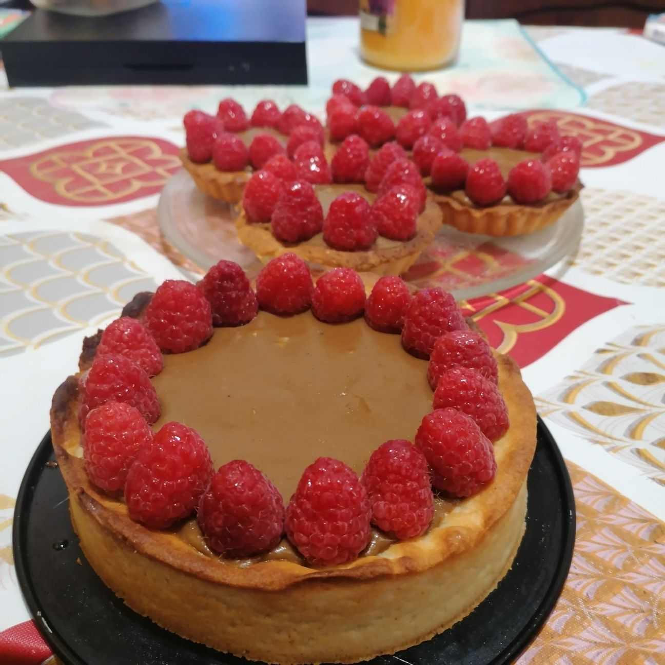 Crostata con crema pasticcera al cioccolato e lamponi