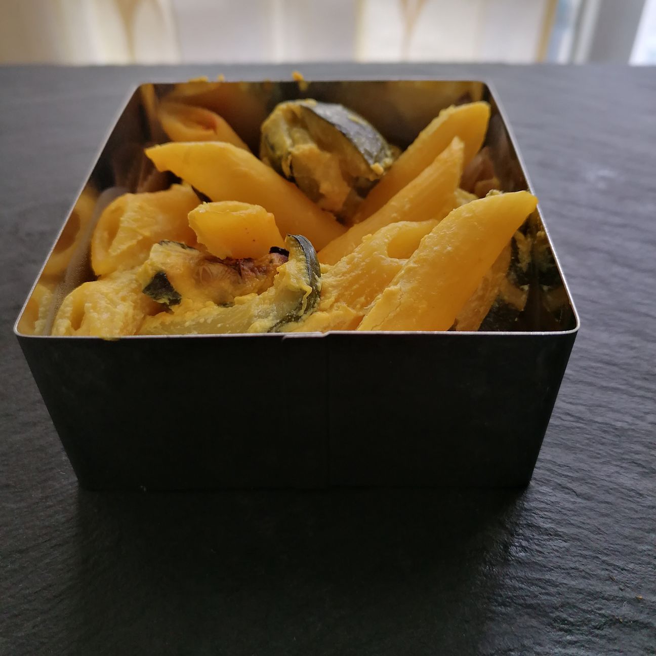 Penne zafferano, ricotta e zucchine