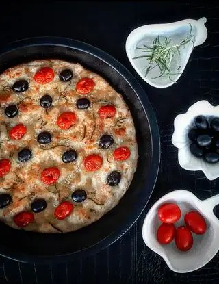 Ricetta FOCACCIA 8 ORE LIEVITAZIONE di sara_manzoni_osteria_al_fureghin