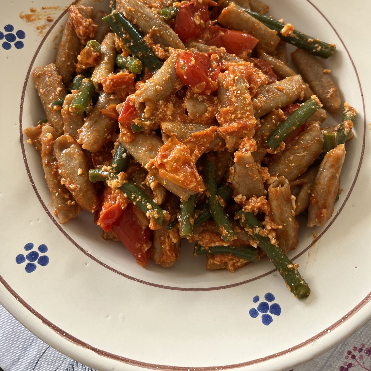 Strascinate integrali con sughetto di pomodori datterini rossi e gialli, fagiolini e cacioricotta