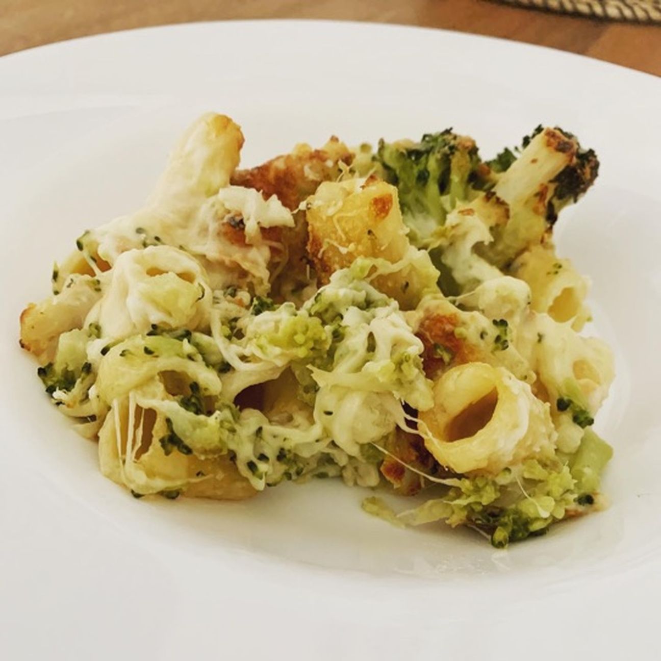 Pasta gratinata al forno con broccoli e cavolfiori