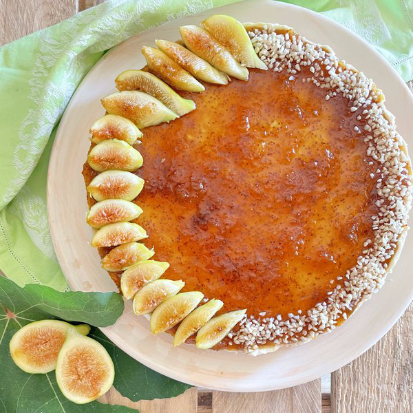 Cheesecake con confettura di fichi e fichi freschi tagliati a spicchi