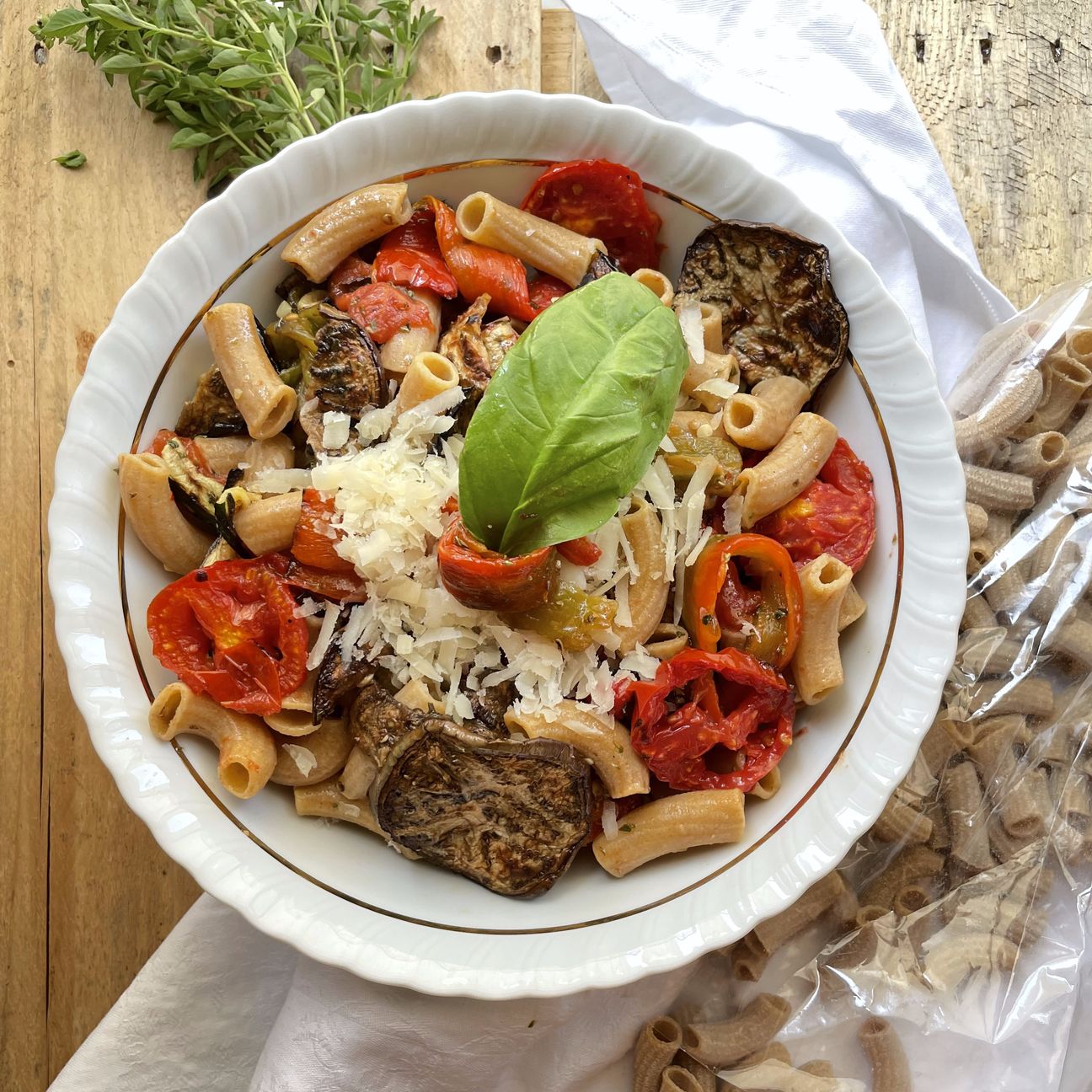 Pasta fredda con verdure grigliate