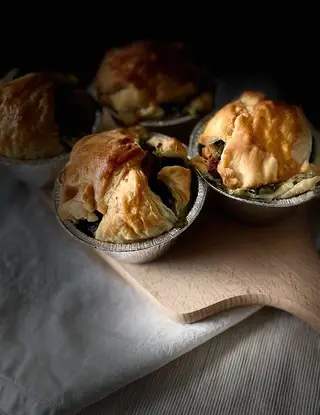 Ricetta Tortini di sfoglia con spinaci, formaggio vegetale e besciamella di spadellamus