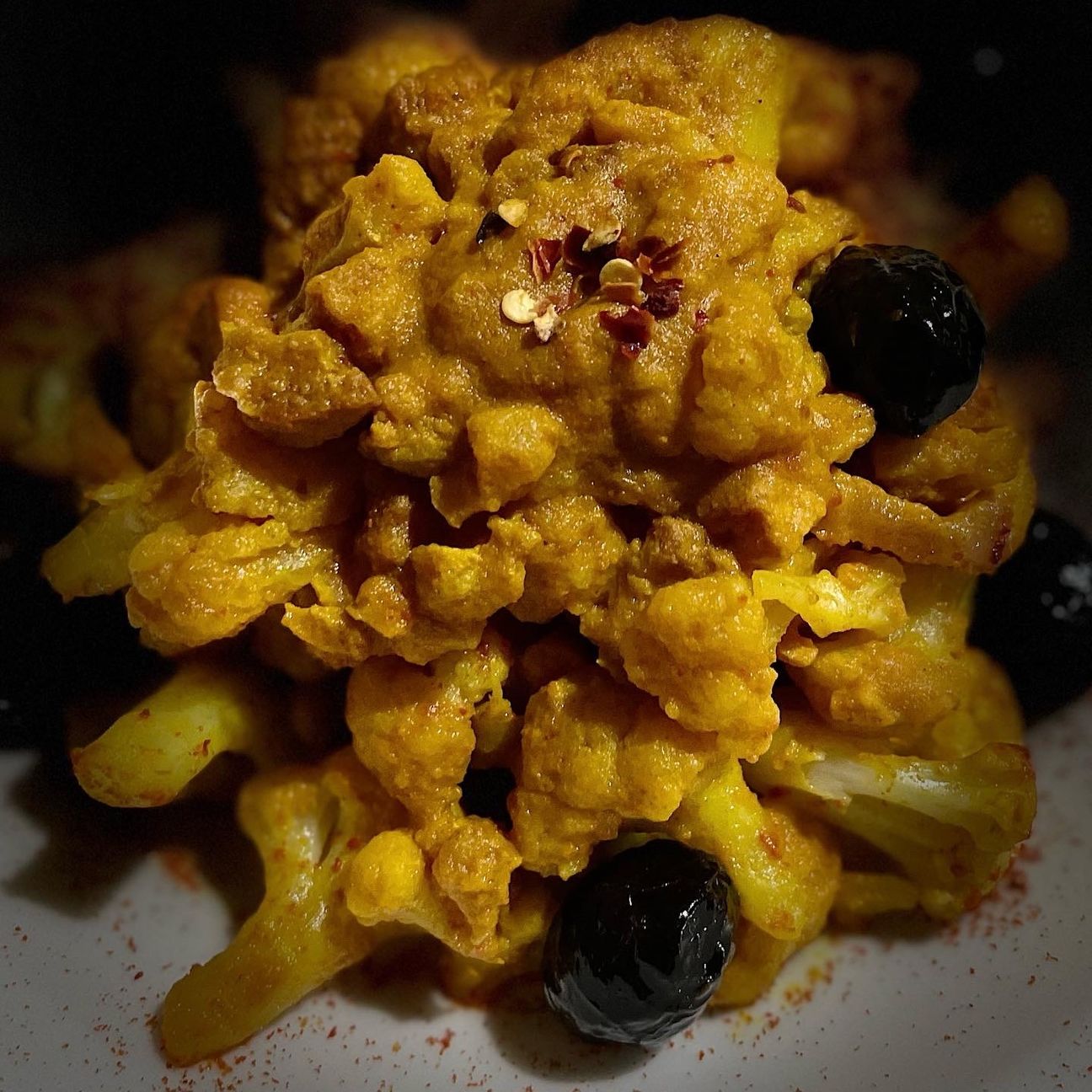 Cavolfiore con crema di curcuma, paprika e peperoncino e olive nere passuluna