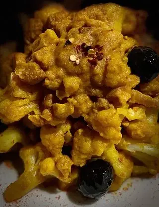 Ricetta Cavolfiore con crema di curcuma, paprika e peperoncino e olive nere passuluna di spadellamus