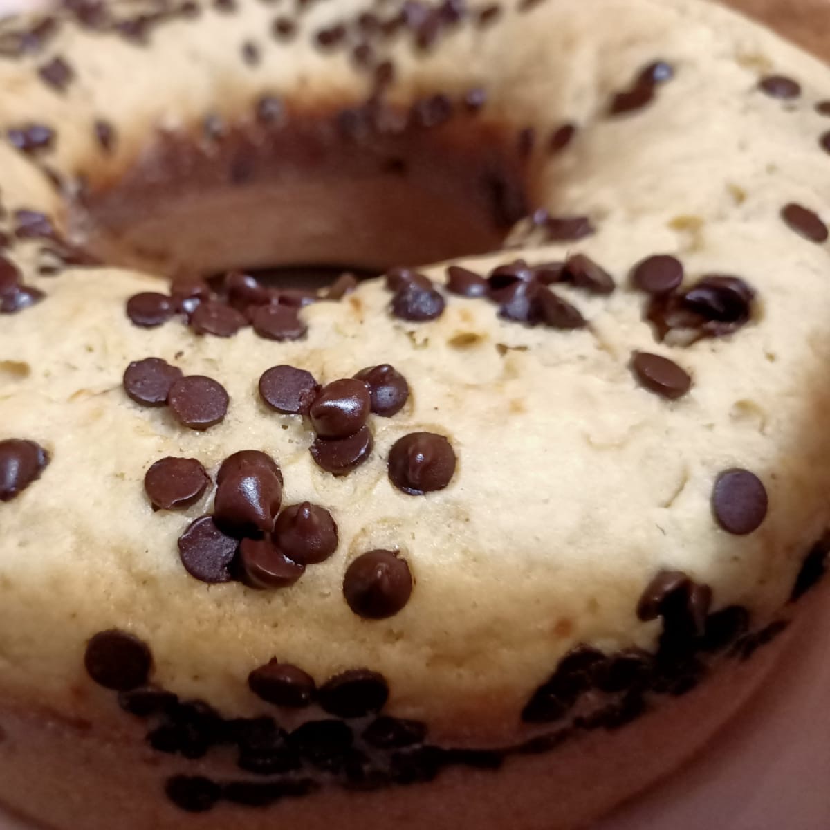 Ciambella allo yogurt con gocce di cioccolato al profumo di limone