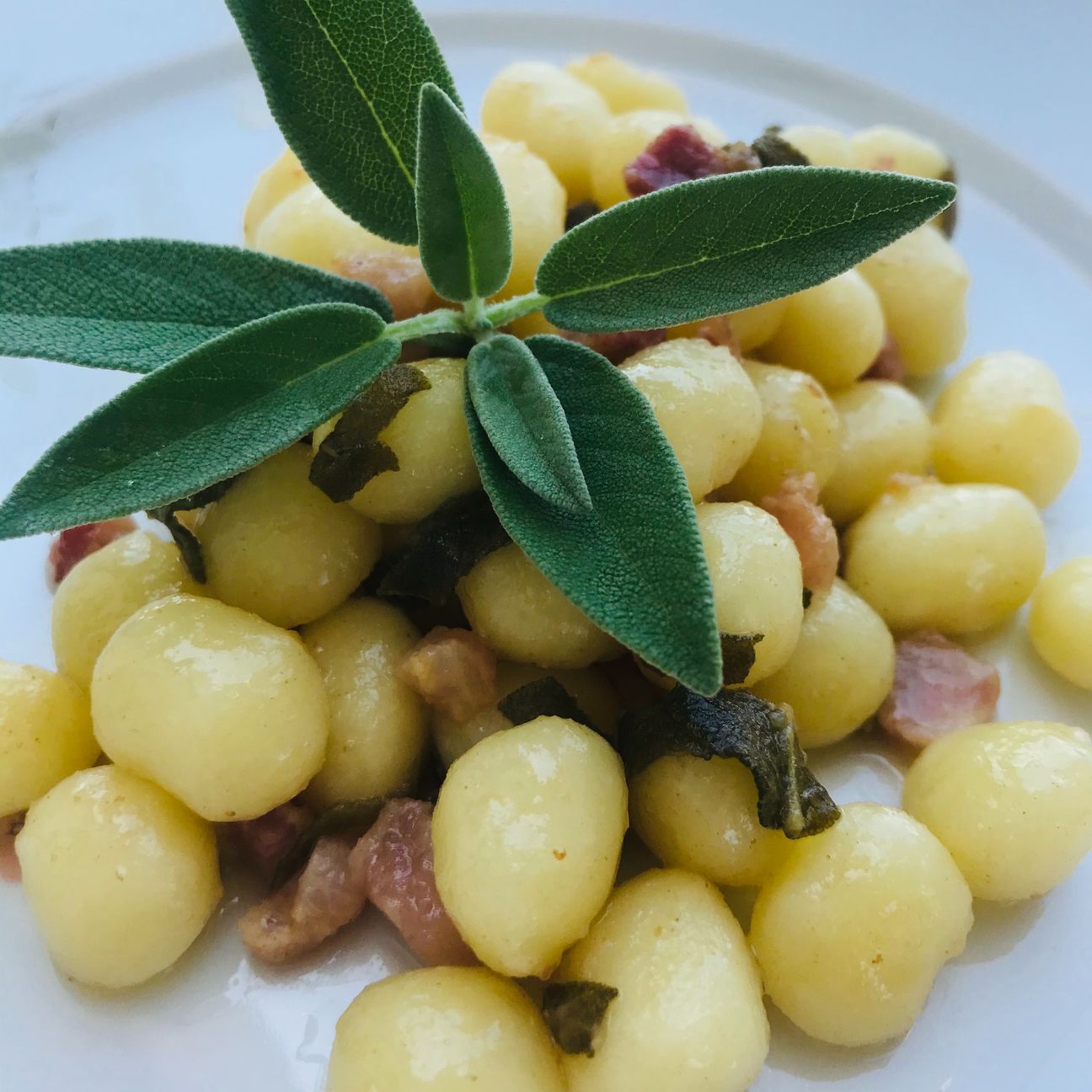 Chicche di patate con burro, salvia e pancetta affumicata