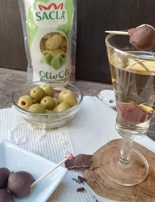 Ricetta Martini bianco, olive verdi e cioccolato fondente di pupiepappe