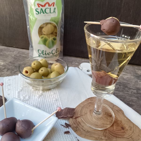 Martini bianco, olive verdi e cioccolato fondente Al.Ta Cucina