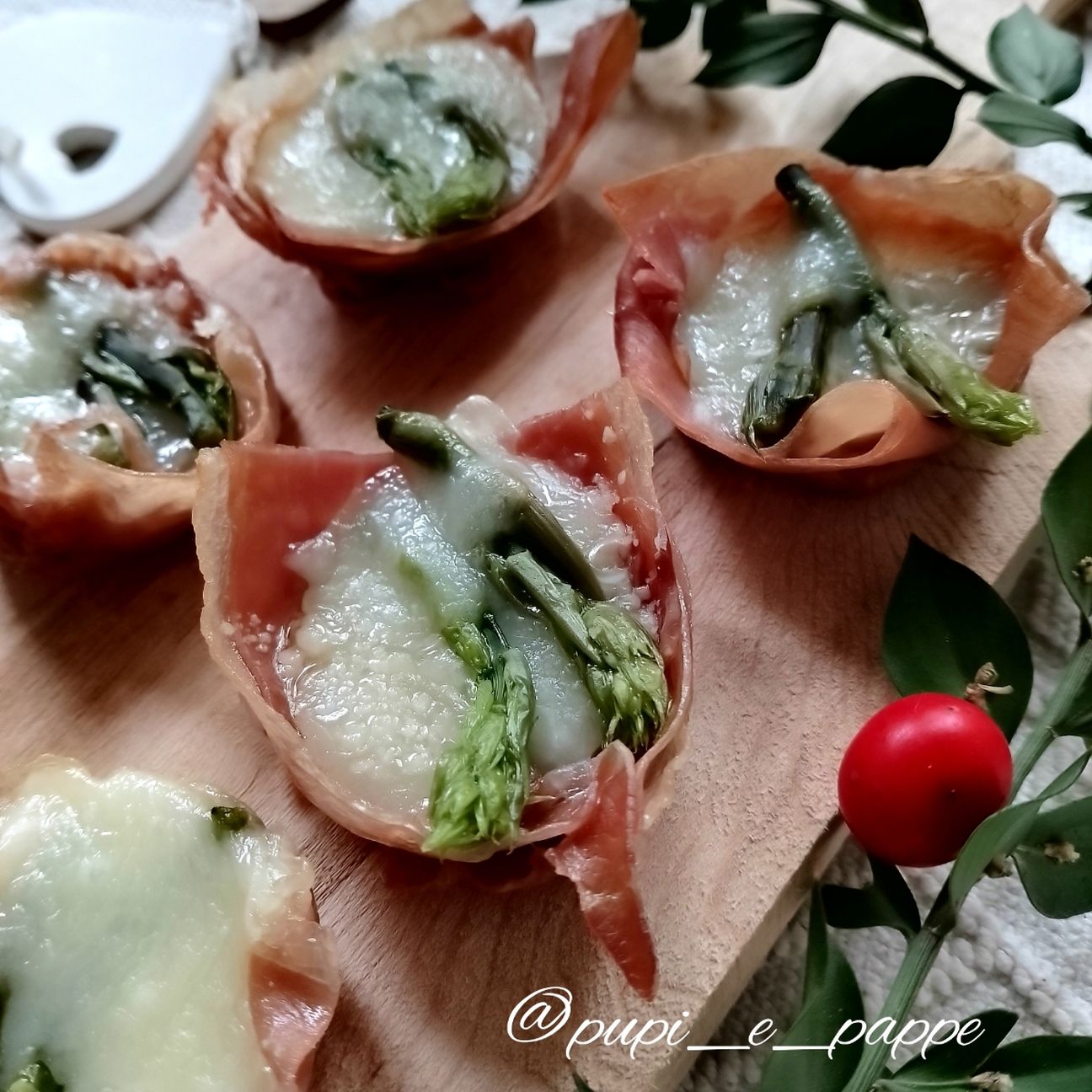 Cestini di crudo con pungitopo e mozzarella