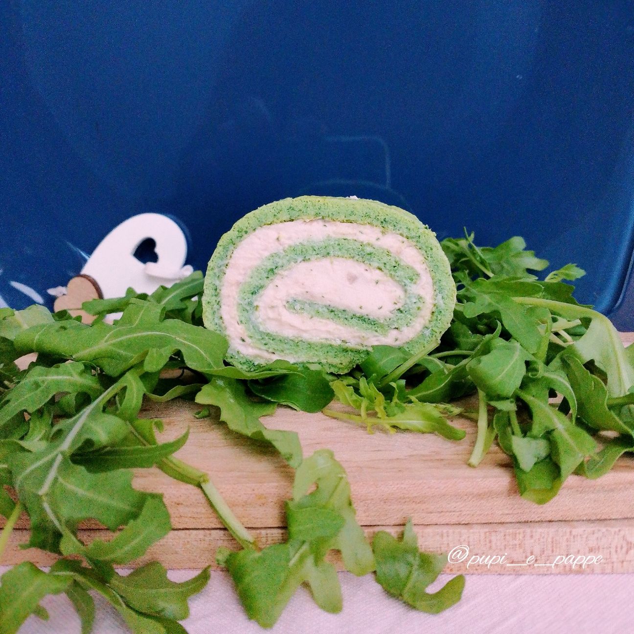 Rotolo si frittata alla rucola con crema di robiola e salmone affumicato