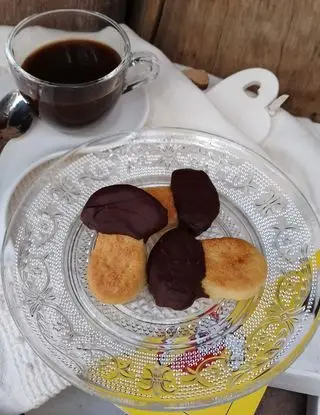 Ricetta Funghetti di frolla all' olio, zafferano e cioccolato fondente di pupiepappe