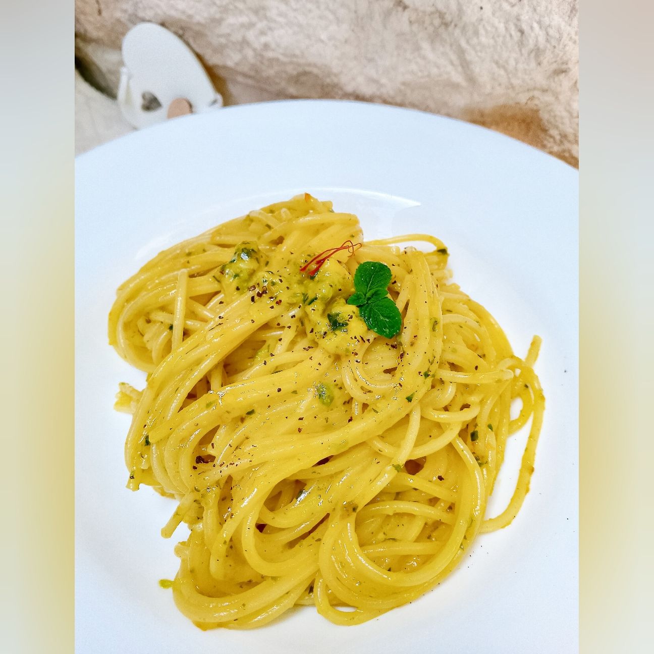 Spaghetti in crema di fiori di zucca, zucchine e zafferano