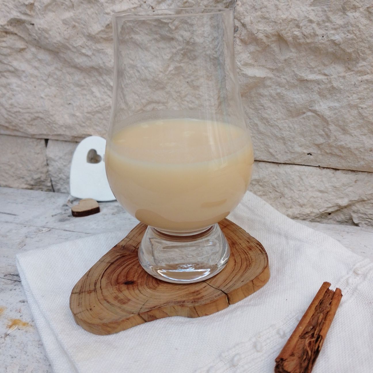 Liquore al latte, cioccolato bianco e cannella